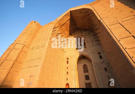 Detailansicht der bogenförmigen Front, unvollendete Fassade bei goldenem Sonnenaufgang. Im Timirud-Stil, der berühmten Stätte der Seidenstraße, der Khoja Ahmed Yasawi mausole Stockfoto