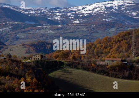 boschi e campi in autunno nel Montefeltro Stockfoto