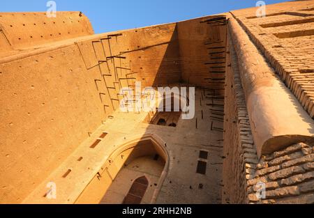 Detailansicht der bogenförmigen Front, unvollendete Fassade bei goldenem Sonnenaufgang. Im Timirud-Stil, der berühmten Stätte der Seidenstraße, der Khoja Ahmed Yasawi mausole Stockfoto