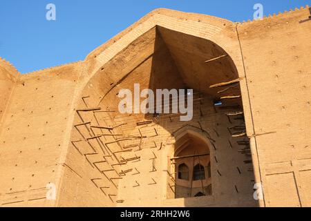 Detailansicht der bogenförmigen Front, unvollendete Fassade bei goldenem Sonnenaufgang. Im Timirud-Stil, der berühmten Stätte der Seidenstraße, der Khoja Ahmed Yasawi mausole Stockfoto