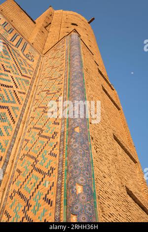 Sehen Sie sich die komplizierten Fliesenmuster an der Seitenwand und dem Minarett an. Im Timirud-Stil, der berühmten Stätte der Seidenstraße, dem Khoja Ahmed Yasawi m Stockfoto