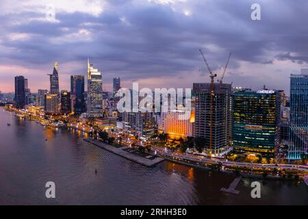 8. Februar 2023: BA Son Bridge verbindet Distrikt 2 und Distrikt 1 von HCMC, Vietnam Stockfoto