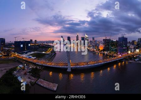 8. Februar 2023: BA Son Bridge verbindet Distrikt 2 und Distrikt 1 von HCMC, Vietnam Stockfoto