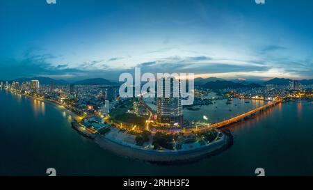 4. Juli 2023: Panoramablick auf die Küstenstadt Nha Trang, Vietnam Stockfoto