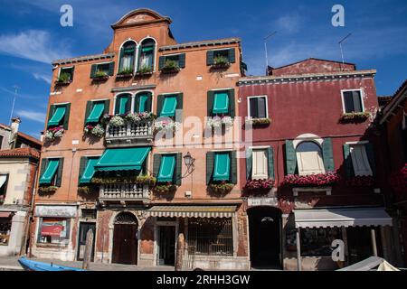 Kanäle und Gebäude in Murano, Venedig, Italien. Murano ist weltberühmt für die Glasherstellung aus Murano, in der sich sehr charakteristische Kunst entwickelt hat Stockfoto