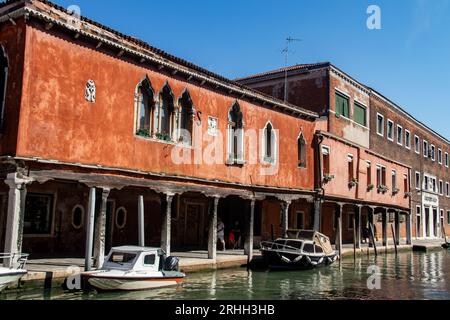 Kanäle und Gebäude in Murano, Venedig, Italien. Murano ist weltberühmt für die Glasherstellung aus Murano, in der sich sehr charakteristische Kunst entwickelt hat Stockfoto