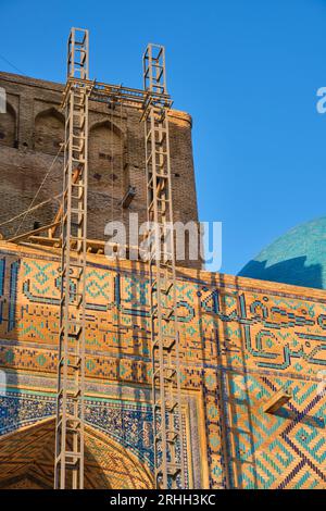 Blick auf den Gerüstkran, Teil einer Renovierung, Erhaltungsprojekt auf dem Dach. Im Timirud-Stil, der berühmten Stätte der Seidenstraße, dem Khoja Ahme Stockfoto