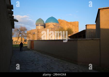 Blick am späten Nachmittag auf das Mausoleum aus dem neu errichteten kleinen Dorf in der Nähe. Im Timirud-Stil, der berühmten Stätte der Seidenstraße, der Khoja Stockfoto