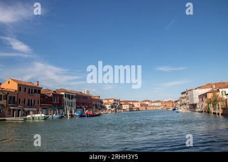 Kanäle und Gebäude in Murano, Venedig, Italien. Murano ist weltberühmt für die Glasherstellung aus Murano, in der sich sehr charakteristische Kunst entwickelt hat Stockfoto