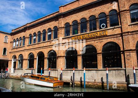 Kanäle und Gebäude in Murano, Venedig, Italien. Murano ist weltberühmt für die Glasherstellung aus Murano, in der sich sehr charakteristische Kunst entwickelt hat Stockfoto