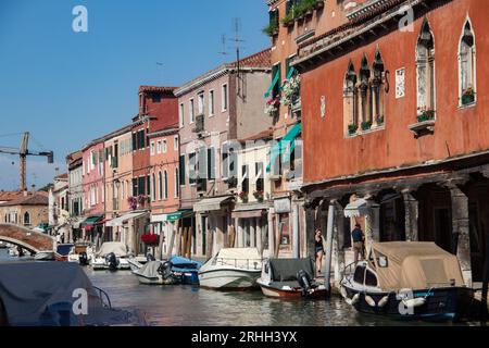 Kanäle und Gebäude in Murano, Venedig, Italien. Murano ist weltberühmt für die Glasherstellung aus Murano, in der sich sehr charakteristische Kunst entwickelt hat Stockfoto