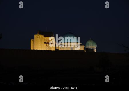 Ein nächtlicher Blick vom nahegelegenen Festungstor. Im Timirud-Stil, dem Wahrzeichen der Seidenstraße, befindet sich das Khoja Ahmed Yasawi Mausoleum in Turkestan, Kasachstan Stockfoto