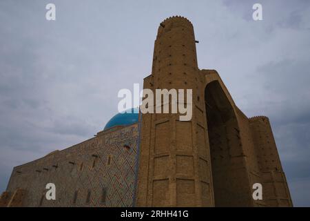 Der Ausblick auf die Fassade ist von einem bewölkten, bewölkten, grauen Tag aus stimmungsvoll, unruhig und unheimlich. Im Timirud-Stil, der berühmten Stätte der Seidenstraße, der Khoja Stockfoto