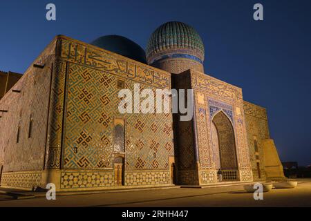 Die hintere Fassade und der Eingang, gerade wenn der Sonnenaufgang beginnt. Im Timirud-Stil, dem Wahrzeichen der Seidenstraße, befindet sich das Khoja Ahmed Yasawi Mausoleum in Turke Stockfoto