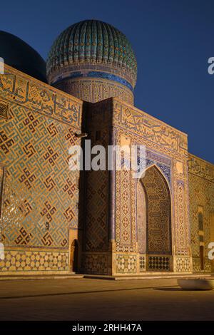 Die hintere Fassade und der Eingang, gerade wenn der Sonnenaufgang beginnt. Im Timirud-Stil, dem Wahrzeichen der Seidenstraße, befindet sich das Khoja Ahmed Yasawi Mausoleum in Turke Stockfoto