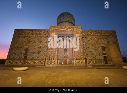 Die hintere Fassade und der Eingang, gerade wenn der Sonnenaufgang beginnt. Im Timirud-Stil, dem Wahrzeichen der Seidenstraße, befindet sich das Khoja Ahmed Yasawi Mausoleum in Turke Stockfoto