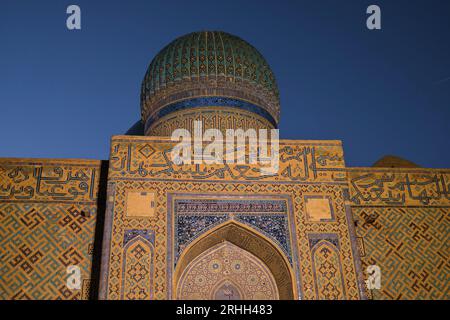 Die hintere Fassade und der Eingang, gerade wenn der Sonnenaufgang beginnt. Im Timirud-Stil, dem Wahrzeichen der Seidenstraße, befindet sich das Khoja Ahmed Yasawi Mausoleum in Turke Stockfoto