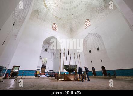 Ein Blick auf den aufragenden, luftigen Hauptraum unter der großen Kuppel. Im Timirud-Stil, dem Wahrzeichen der Seidenstraße, befindet sich das Khoja Ahmed Yasawi Mausoleum in Tu Stockfoto