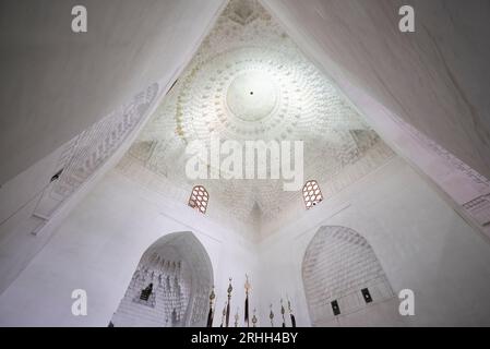 Ein Blick auf den aufragenden, luftigen Hauptraum unter der großen Kuppel. Im Timirud-Stil, dem Wahrzeichen der Seidenstraße, befindet sich das Khoja Ahmed Yasawi Mausoleum in Tu Stockfoto