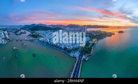 4. Juli 2023: Panoramablick auf die Küstenstadt Nha Trang, Vietnam Stockfoto