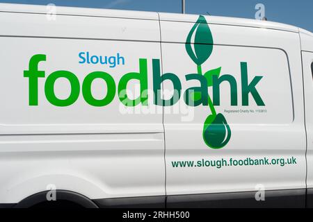 Slough, Berkshire, Großbritannien. August 2023. Ein Slough Foodbank Van in Slough, Berkshire. Die Zahl der Menschen, die sich in Slough auf Lebensmittelbanken verlassen, steigt mit beträchtlichem Tempo, da die Menschen weiterhin mit den Kosten der Lebenskrise zu kämpfen haben. Kredit: Maureen McLean/Alamy Stockfoto