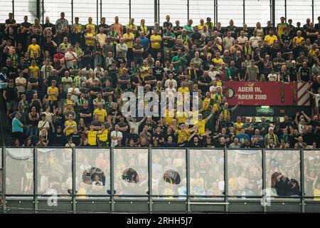 Rotterdam, Niederlande. August 2023. ROTTERDAM, NIEDERLANDE - 13. AUGUST: Fans und Unterstützer von Fortuna Sittard vor dem niederländischen Eredivisie-Spiel zwischen Feyenoord und Fortuna Sittard im Stadion Feijenoord am 13. August 2023 in Rotterdam, Niederlande. (Foto von Orange Pictures) Kredit: Orange Pics BV/Alamy Live News Stockfoto