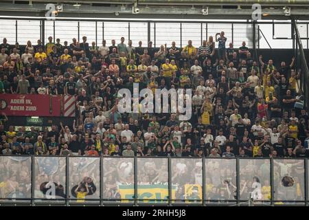 Rotterdam, Niederlande. August 2023. ROTTERDAM, NIEDERLANDE - 13. AUGUST: Fans und Unterstützer von Fortuna Sittard vor dem niederländischen Eredivisie-Spiel zwischen Feyenoord und Fortuna Sittard im Stadion Feijenoord am 13. August 2023 in Rotterdam, Niederlande. (Foto von Orange Pictures) Kredit: Orange Pics BV/Alamy Live News Stockfoto