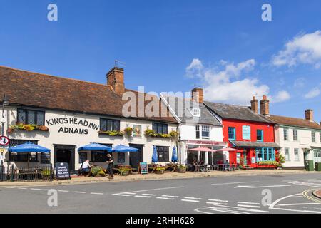 Blick auf farbenfrohe Gebäude in Market Hill, Woodbridge, Suffolk. UK Stockfoto