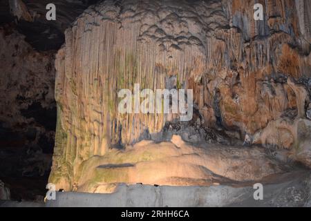 Bilder des Inneren der Cango-Höhlen in Oudsthoorn im westlichen Kap. Einer der spektakulärsten Orte, die man besuchen und schätzen kann Stockfoto