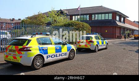 Polizeiautos und -Fahrzeuge der Warrington Police Station, Cheshire Constabulary, Arpley St, Warrington, Cheshire, ENGLAND, GROSSBRITANNIEN, WA1 1LQ Stockfoto