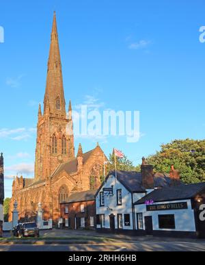 St Elphin's Parish Church & Ring of Bells Pub, Abenduntergang, Church Street, Warrington, Cheshire, ENGLAND, UK, WA1 2TL Stockfoto