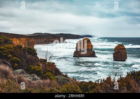 Der Blick von den Twelve Apostles und Loch Ard Gorge entlang der Great Ocean Road in Australien. Stockfoto