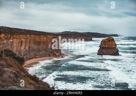 Der Blick von den Twelve Apostles und Loch Ard Gorge entlang der Great Ocean Road in Australien. Stockfoto