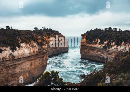 Der Blick von den Twelve Apostles und Loch Ard Gorge entlang der Great Ocean Road in Australien. Stockfoto