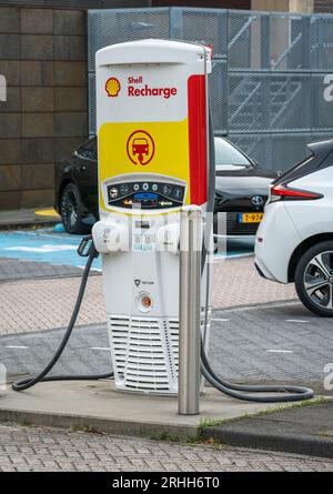 Amsterdam, Niederlande, 16.08.2023, Shell Charge Electric Car Charging Station am Shell Energy Transition Campus Amsterdam Stockfoto