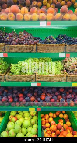 Obstsortiment im Supermarkt mit leeren Preisschildern Stockfoto