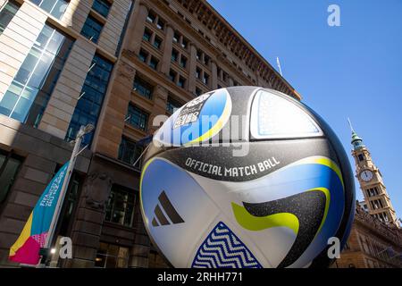 2023 FIFA Fußball-Weltmeisterschaft der Frauen, riesige Nachbildung des offiziellen Spielballs im Stadtzentrum von Sydney, Martin Place, NSW, Australien Stockfoto