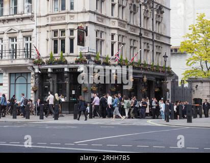 LONDON, UK - 06. JUNI 2023: People at the Red Lion Pub in Parliament Street Stockfoto