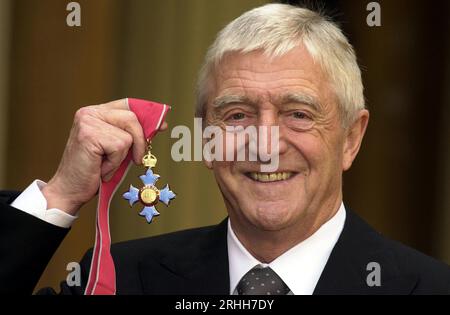Das Filmmaterial datiert vom 24. April 11/2000 auf den Moderator der TV-Chatshow Michael Parkinson, der im Buckingham Palace in London mit einem CBE ausgezeichnet wurde, da er im Alter von 88 Jahren verstorben ist. Ausgabedatum: Donnerstag, 17. August 2023. Stockfoto