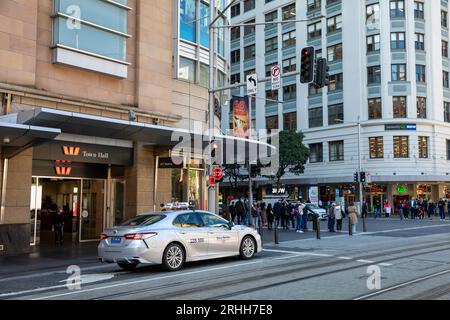 Sydney Australia Silver Service Taxi vor Westpac Bank auf der George Street in Sydney CBD, NSW, Australien, 2023 Stockfoto