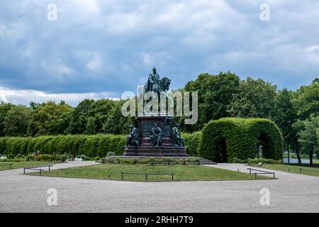 Schwerin, Mecklenburg-Vorpommern, 07 06 2023: Reiterstandbild des Großherzogs Friedrich Franz II. Von Mecklenburg auf Schloss Schwerin. Stockfoto