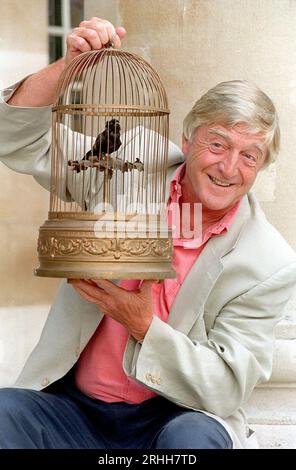 Dateifoto vom 08/95 des Chatshow-Moderators Michael Parkinson bei einem Fototermin in London. Der erfahrene Fernsehsender ist im Alter von 88 Jahren gestorben. Ausgabedatum: Donnerstag, 17. August 2023. Stockfoto