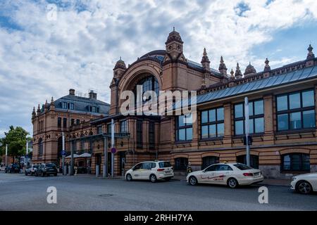 Schwerin, Mecklenburg-Vorpommern Deutschland, 07 06 2023: Blick auf den Bahnhof in Schwerin vor einem bewölkten Himmel Stockfoto