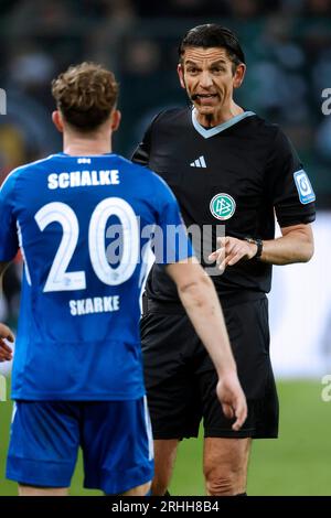 Mönchengladbach, Deutschland, 1. Fussball Bundesliga, 19.Spieltag Borussia Mönchengladbach : FC Schalke 04 0-0 04. 02. 2023 im Borussia Park in Mönchengladbach Deniz AYTEKIN Re.- und Tim SKARKE (S04) li.- Foto: Norbert Schmidt, Düsseldorf Stockfoto