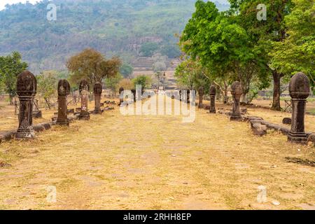 Prozessionsweg zum Bergtempel Wat Phu, Provinz Champasak, Laos, Asien | Causeway, Blick auf das Heiligtum, VAT Phou Tempelkomplex, Champasak Stockfoto