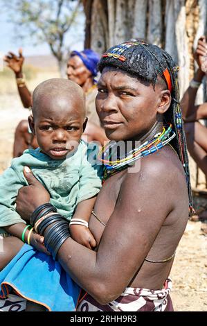 Namibia. Porträt einer jungen Frau der Zemba-Bantu-Volksgruppe mit ihrem Kind in der Region Kunene Stockfoto