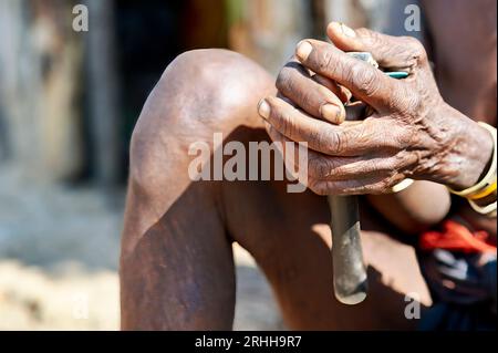 Namibia. Einzelheiten über die Hände einer alten Frau der Zemba-Bantu-Volksgruppe in der Region Kunene Stockfoto