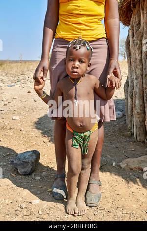 Namibia. Porträt eines Kindes der Zemba-Bantu-Volksgruppe und seiner Mutter in der Region Kunene Stockfoto