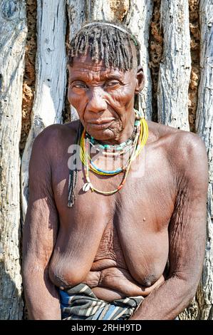 Namibia. Porträt einer alten Frau der Zemba-Bantu-Volksgruppe in der Region Kunene Stockfoto