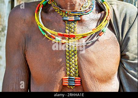 Namibia. Details zu den Juwelen einer alten Frau der Zemba-Bantu-Volksgruppe in der Region Kunene Stockfoto